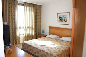 Familienapartment, 1 Schlafzimmer, Meerblick, Strandnähe | Hochwertige Bettwaren, Schreibtisch, Bügeleisen/Bügelbrett