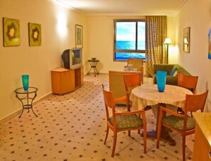Deluxe appartement, 1 slaapkamer, uitzicht op zee, aan het strand | Dineren in de kamer
