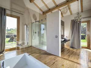 Two Bedroom Pool Villa | Baño | Cabezal de ducha tipo lluvia y artículos de higiene personal de diseño