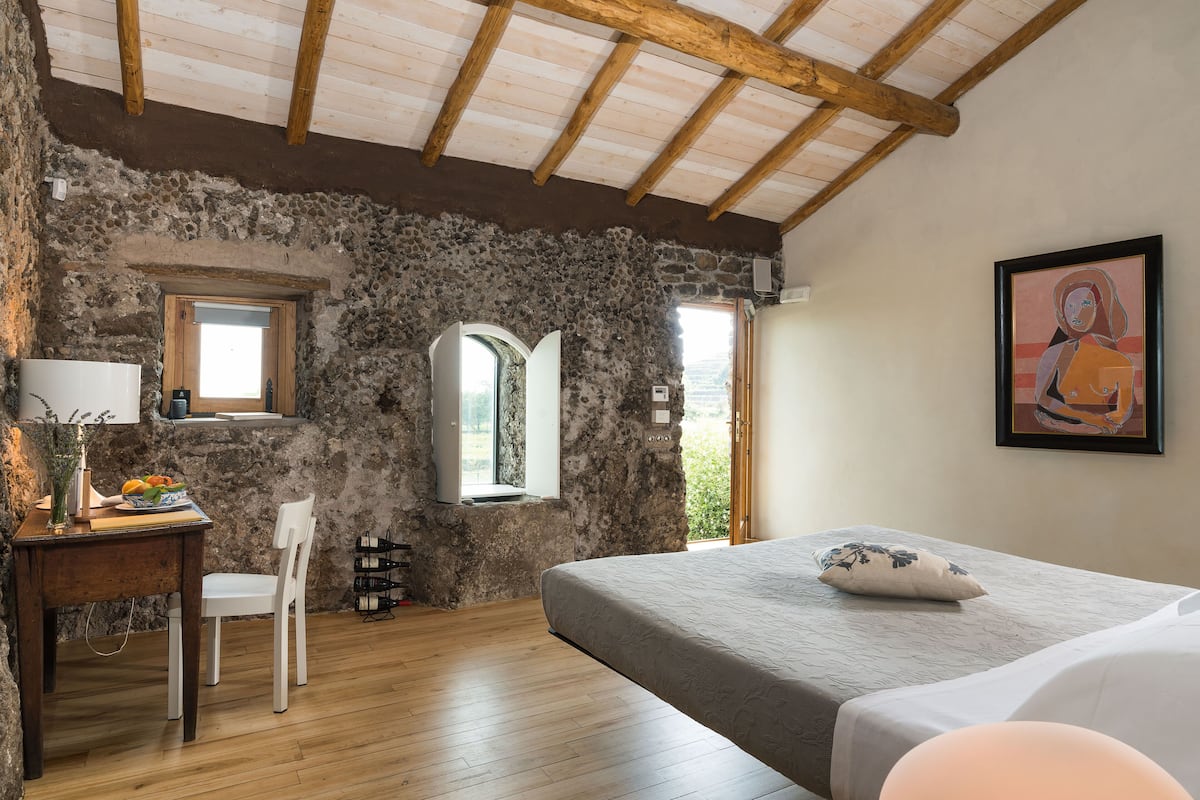 Deluxe Double Room | 1 bedroom, premium bedding, minibar, in-room safe