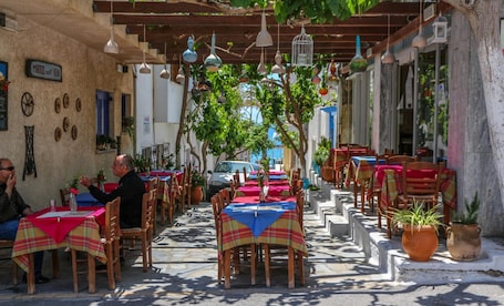 Breakfast, lunch and dinner served . Myrtos Hotel