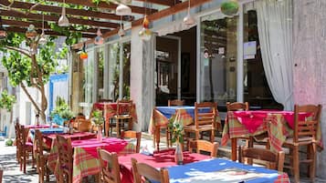 Breakfast, lunch, dinner served; Greek cuisine