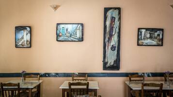Petit déjeuner, déjeuner et dîner servis sur place