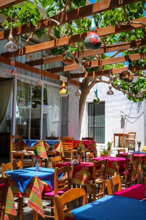 Se sirven desayunos, comidas, cenas y cocina griega 