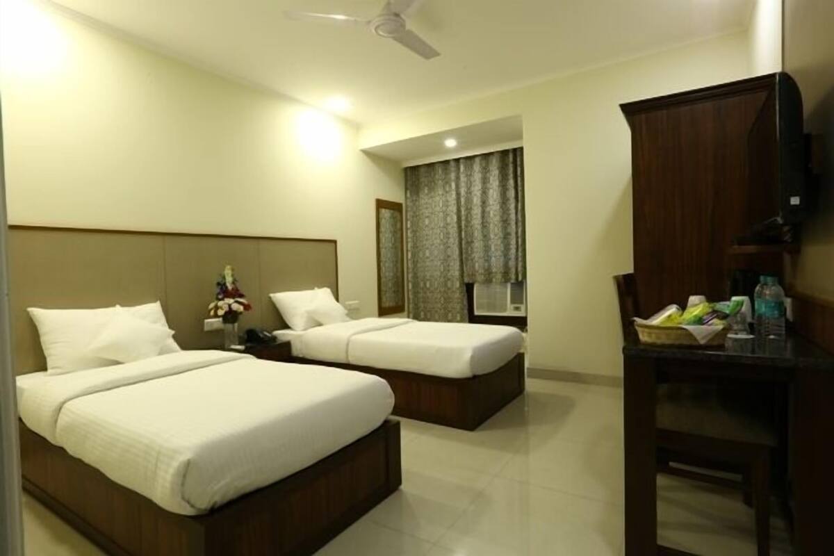 Ropa de cama de alta calidad y caja de seguridad en la habitación