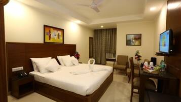Deluxe Room, 1 King Bed | Premium bedding, in-room safe, desk, blackout curtains