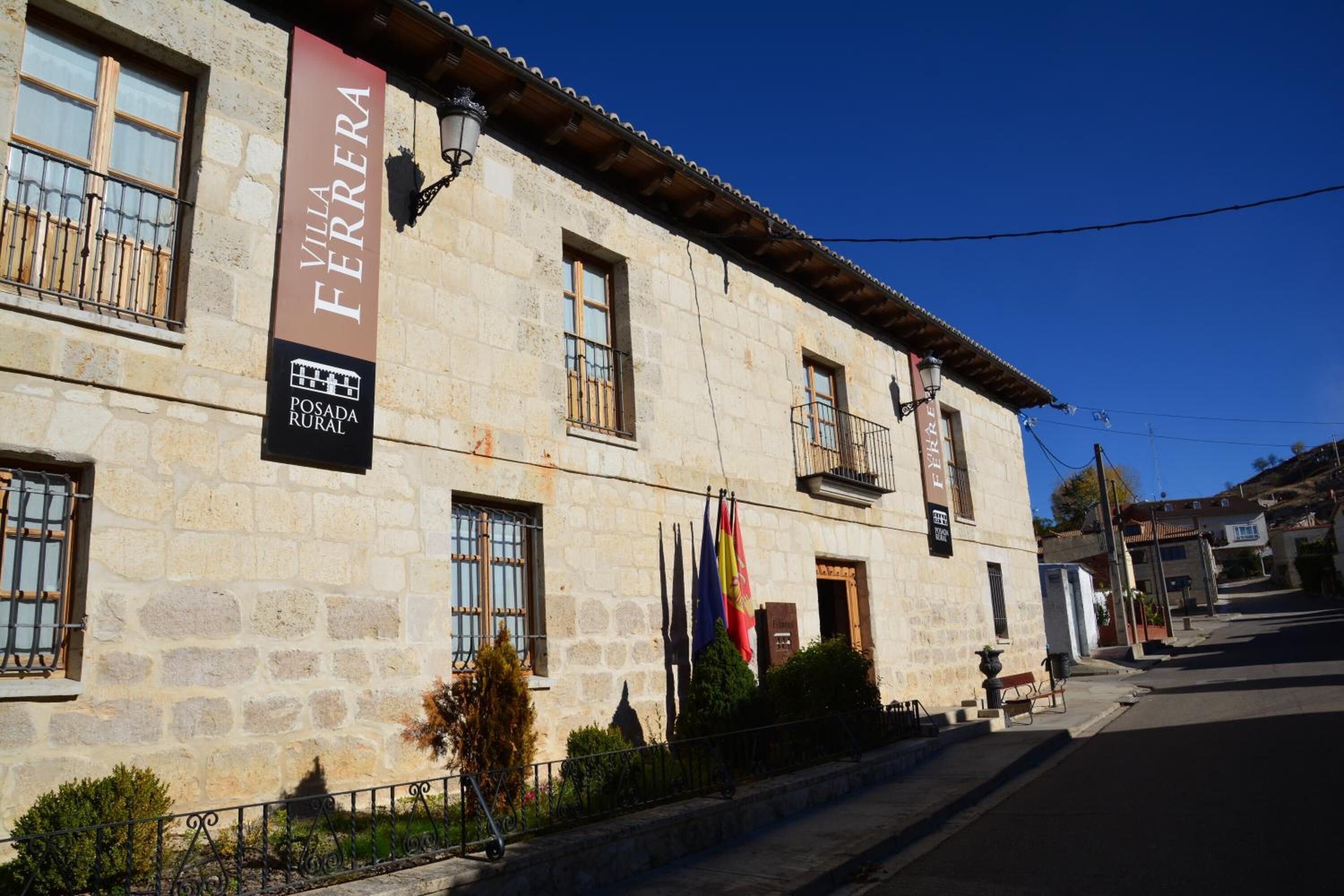 A stone building with a sign reading "Villa Ferrera" and "Posada Rural".