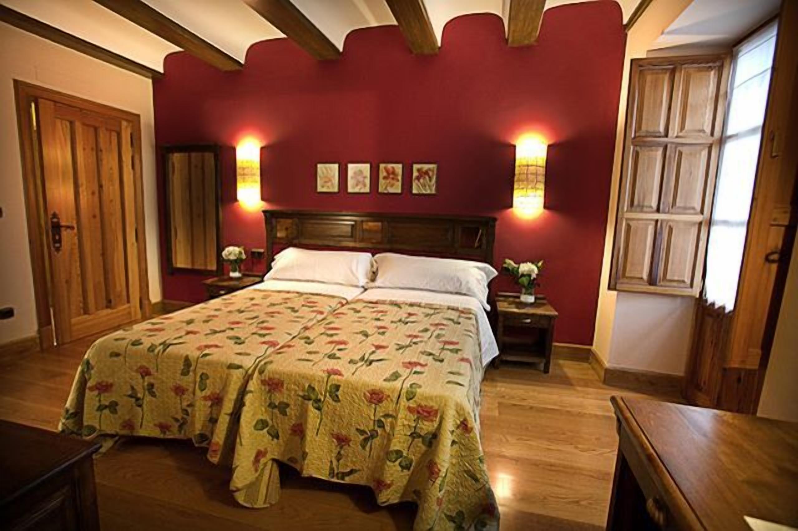 책상, 암막 커튼, 다리미/다리미판, 유아용 침대