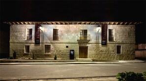 Front of property - evening/night - Villa Ferrera Posada Rural (Herrera de Valdecanas)