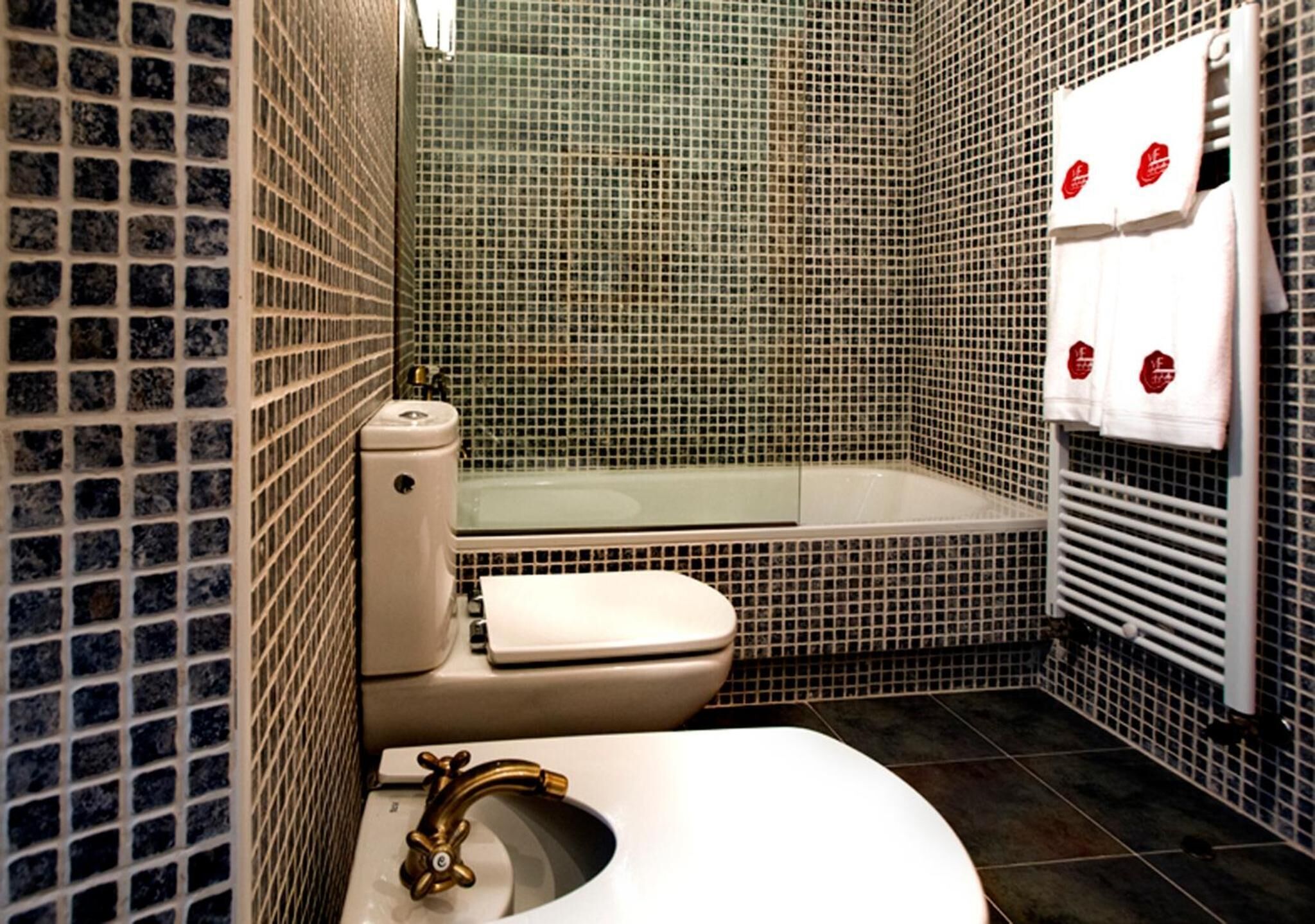 Ein Badezimmer mit Toilette, Waschbecken und Badewanne.