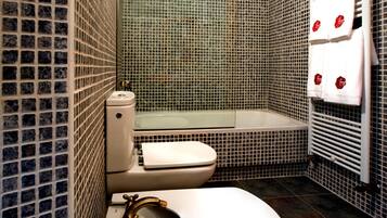 Ein Badezimmer mit Toilette, Waschbecken und Badewanne.