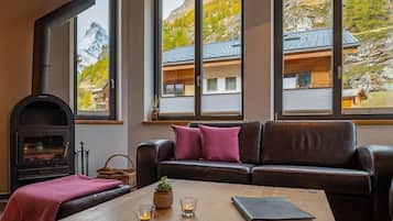 Appartement Deluxe, 2 chambres, balcon (Apt. 440) | Coin séjour | Télévision à écran plat