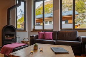 ดีลักซ์อพาร์ทเมนท์, 2 ห้องนอน, ระเบียง (Apt. 440) | บริเวณนั่งเล่น | ทีวีจอแบน