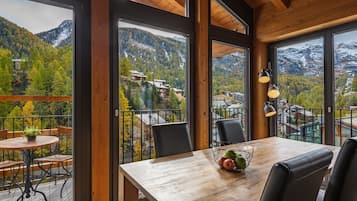 Deluxe-lejlighed - 3 soveværelser - balkon (Apt. 410) | Opholdsområde | Fladskærms-tv