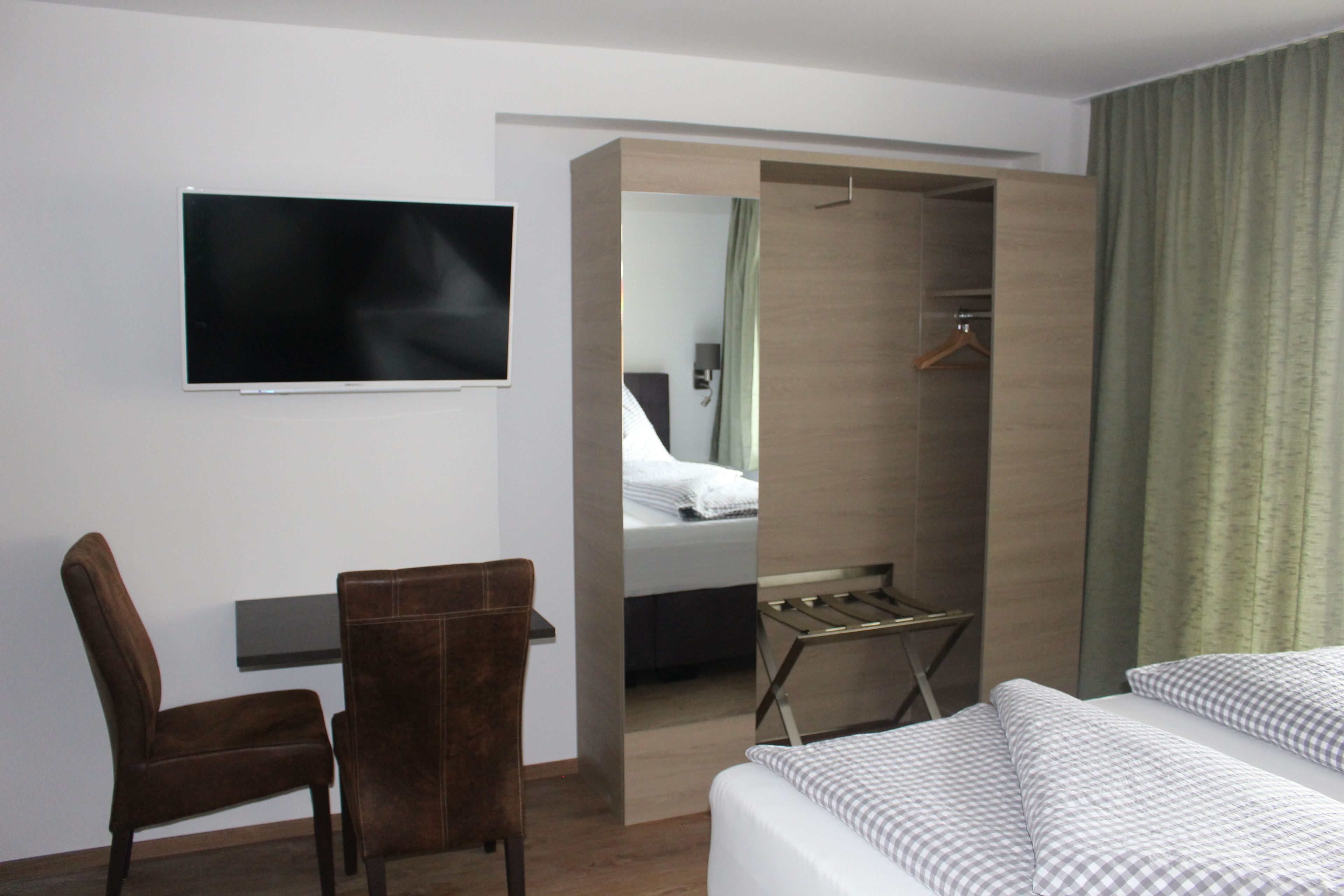 Comfort Studio | Premium bedding, blackout curtains, iron/ironing board, free WiFi