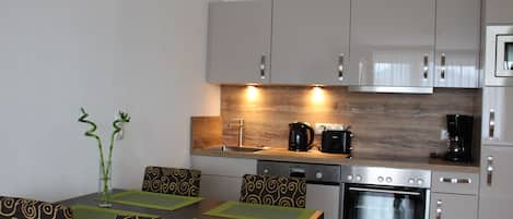 Studio tiện nghi đơn giản, quang cảnh núi | Bếp riêng | Tủ lạnh, bếp nấu, máy rửa bát, dụng cụ pha cà phê/trà