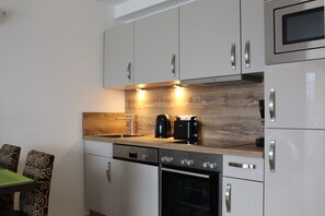 Comfort Studio, Mountain View | Private kitchen | Full-size fridge, stovetop, dishwasher, coffee/tea maker - New!!! - Apartment Elisa in Kaprun - New !!! (Kaprun)