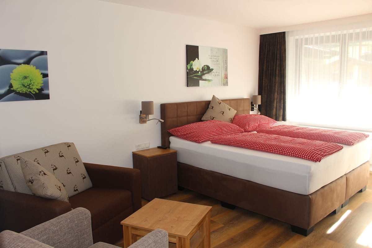 Comfort Studio, 1 King Bed with Sofa bed, Mountain View, Mountainside | Premium bedding, blackout drapes, iron/ironing board, free WiFi
