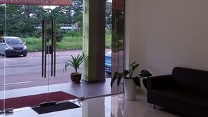 Een moderne lobby met een kroonluchter, een receptiebalie en een zithoek.