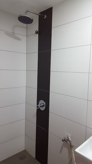 Familienzimmer | Dusche im Bad