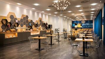 Petit déjeuner buffet (16 EUR par personne)