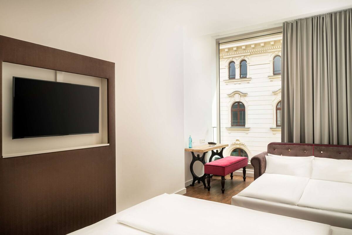 Brankas, meja kerja, kedap suara, dan setrika/meja setrika