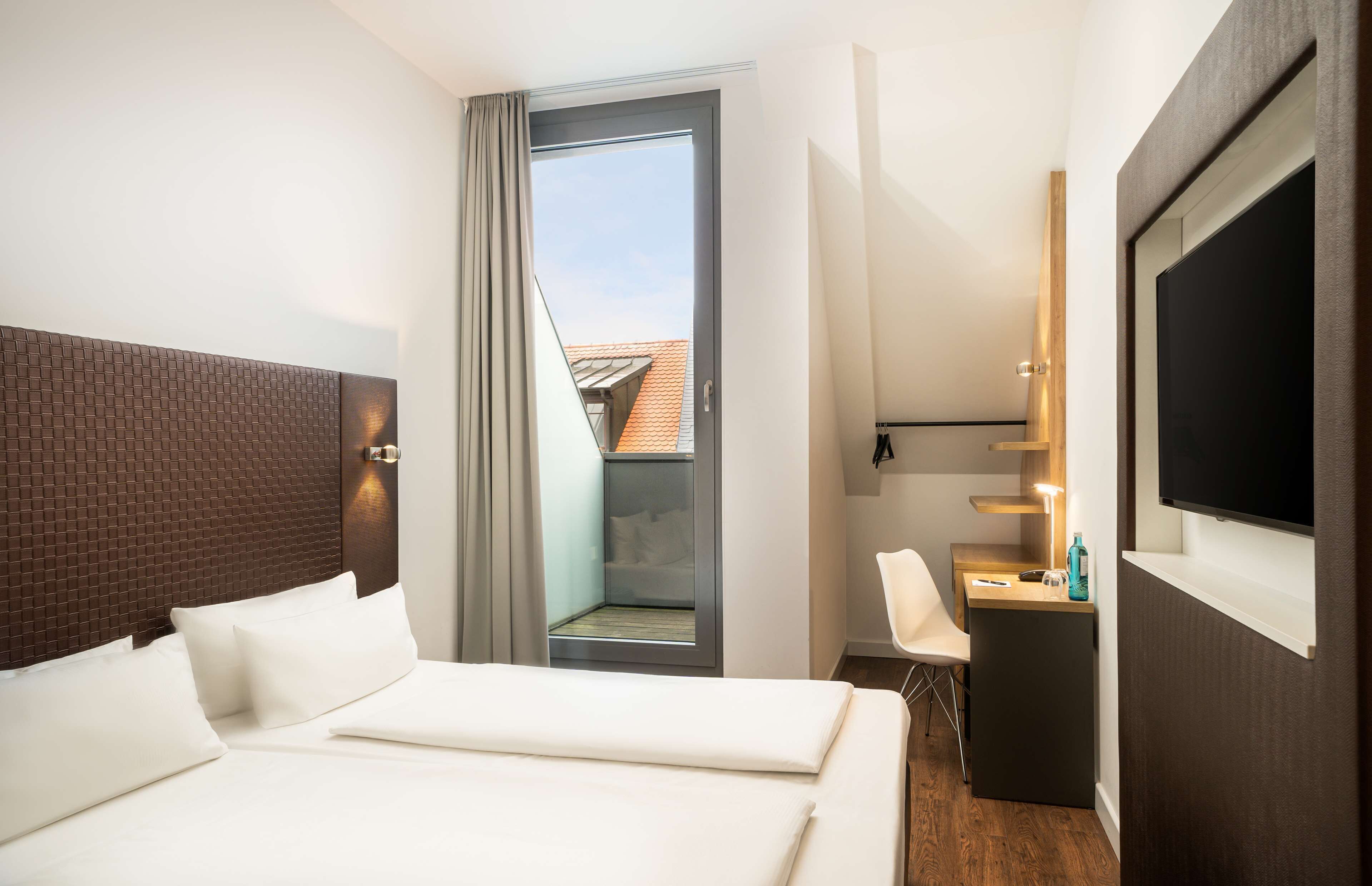 Brankas, meja kerja, kedap suara, dan setrika/meja setrika