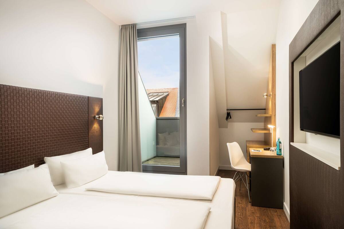 Brankas, meja kerja, kedap suara, dan setrika/meja setrika