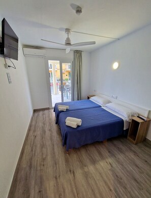 Deluxe Room, Private Bathroom, Partial Sea View | Peti besi dalam bilik, dilengkapkan perabot secara berasingan 