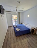 Caja de seguridad en la habitación y muebles diferentes 