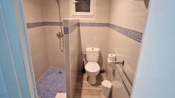 Habitación triple económica, baño privado | Baño | Regadera, secadora de cabello, toallas, jabón