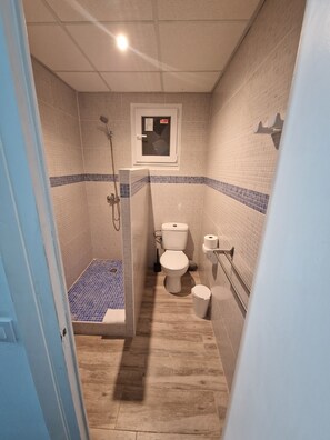 Economy Triple Room, Private Bathroom | Bathroom