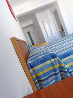 Caja de seguridad en la habitación y muebles diferentes