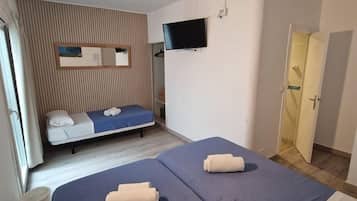 Kamar Triple Ekonomi, kamar mandi pribadi | Brankas dan dilengkapi dengan perabotan berbeda-beda
