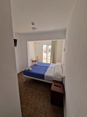 Habitació Deluxe, bany privat, vistes parcials al mar | Caixa forta a l'habitació, mobiliari individual i cortines opaques