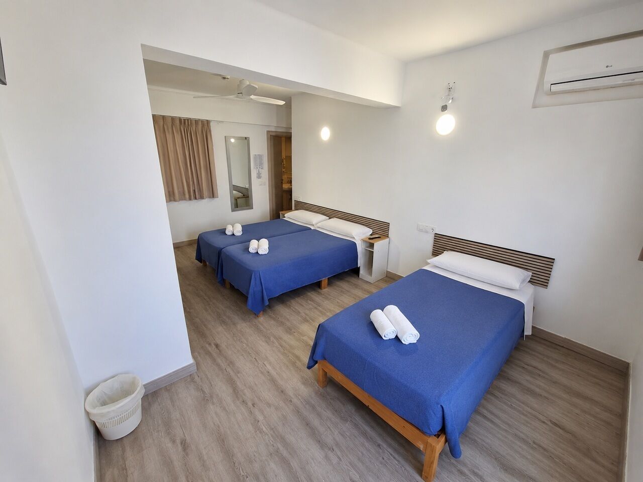 Habitació triple Deluxe, bany privat | Caixa forta a l'habitació, mobiliari individual i cortines opaques 