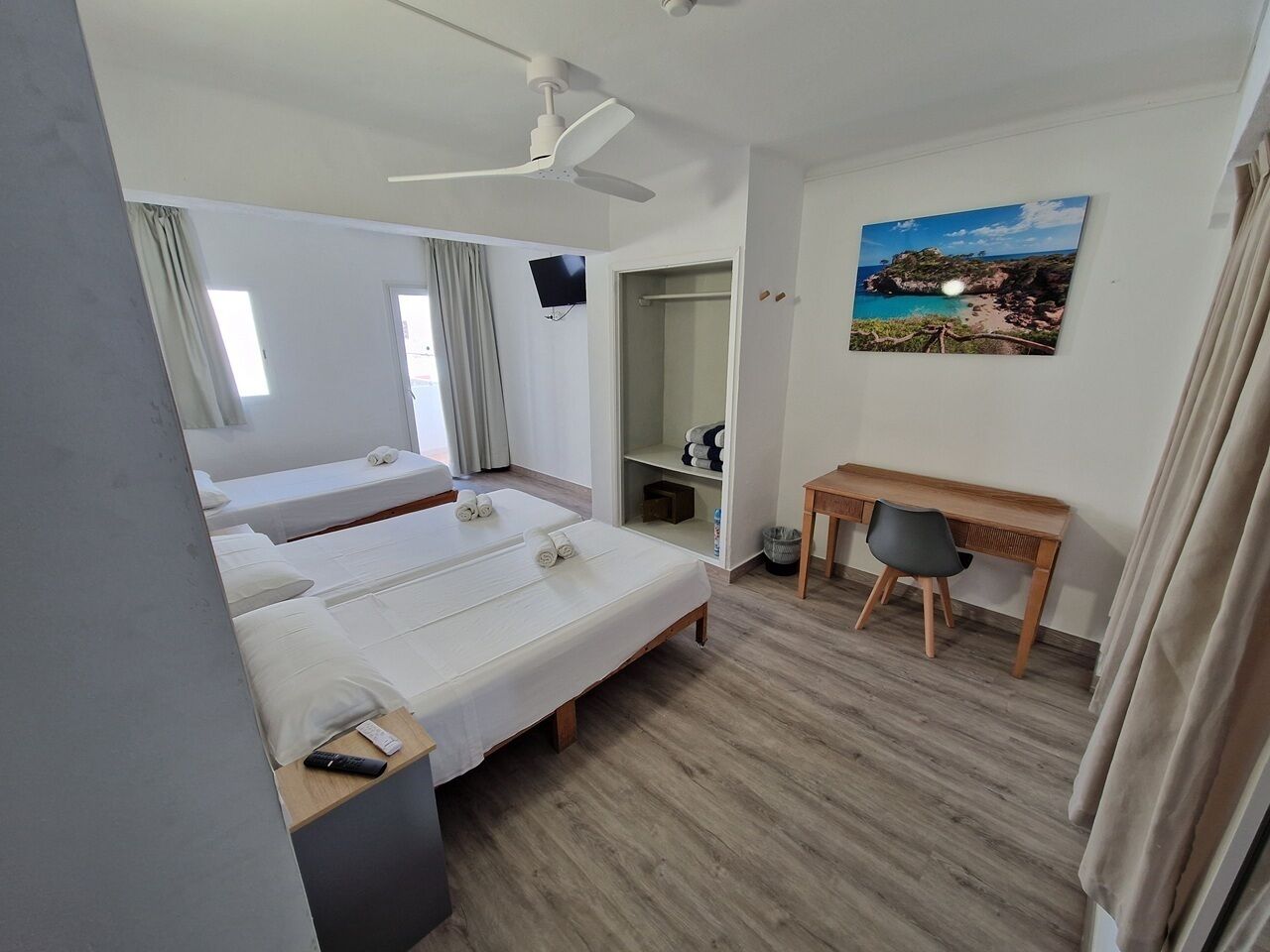 Phòng 3 Deluxe, phòng tắm riêng | Két bảo mật tại phòng, trang bị nội thất với thiết kế riêng biệt 