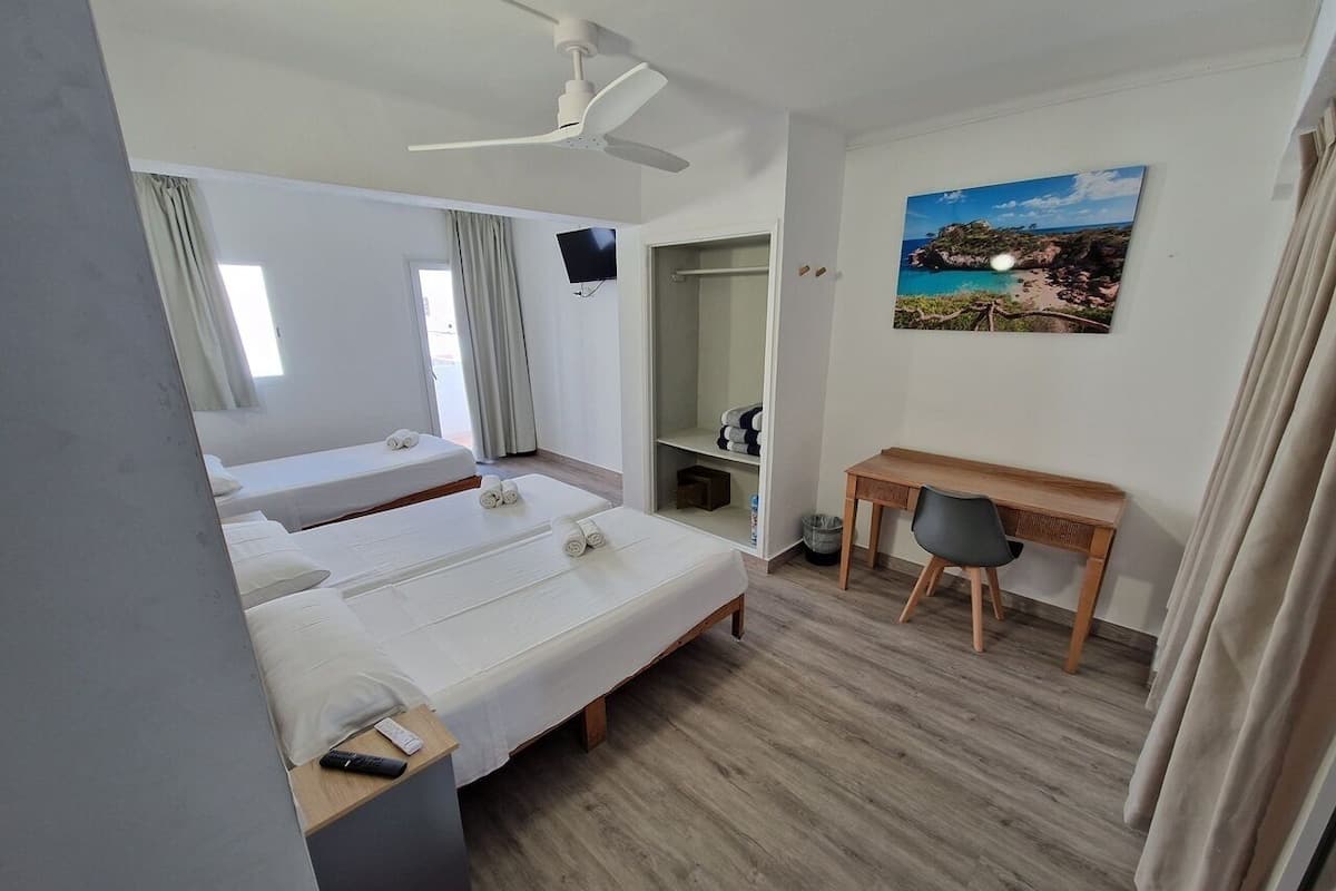Phòng 3 Deluxe, phòng tắm riêng | Két bảo mật tại phòng, trang bị nội thất với thiết kế riêng biệt