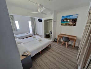 Caja de seguridad en la habitación y muebles diferentes 