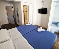 Habitación económica, baño privado | Caja fuerte, mobiliario individual, cortinas opacas y wifi gratis