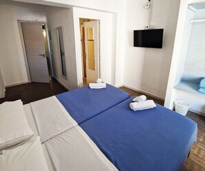 Habitació econòmica, bany privat | Caixa forta a l'habitació, mobiliari individual i cortines opaques