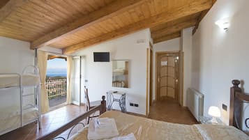 Habitación cuádruple, vista al mar, torre | Ropa de cama de alta calidad y caja de seguridad en la habitación