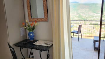 Habitación Confort doble, vistas al mar | Ropa de cama de alta calidad, caja fuerte, escritorio