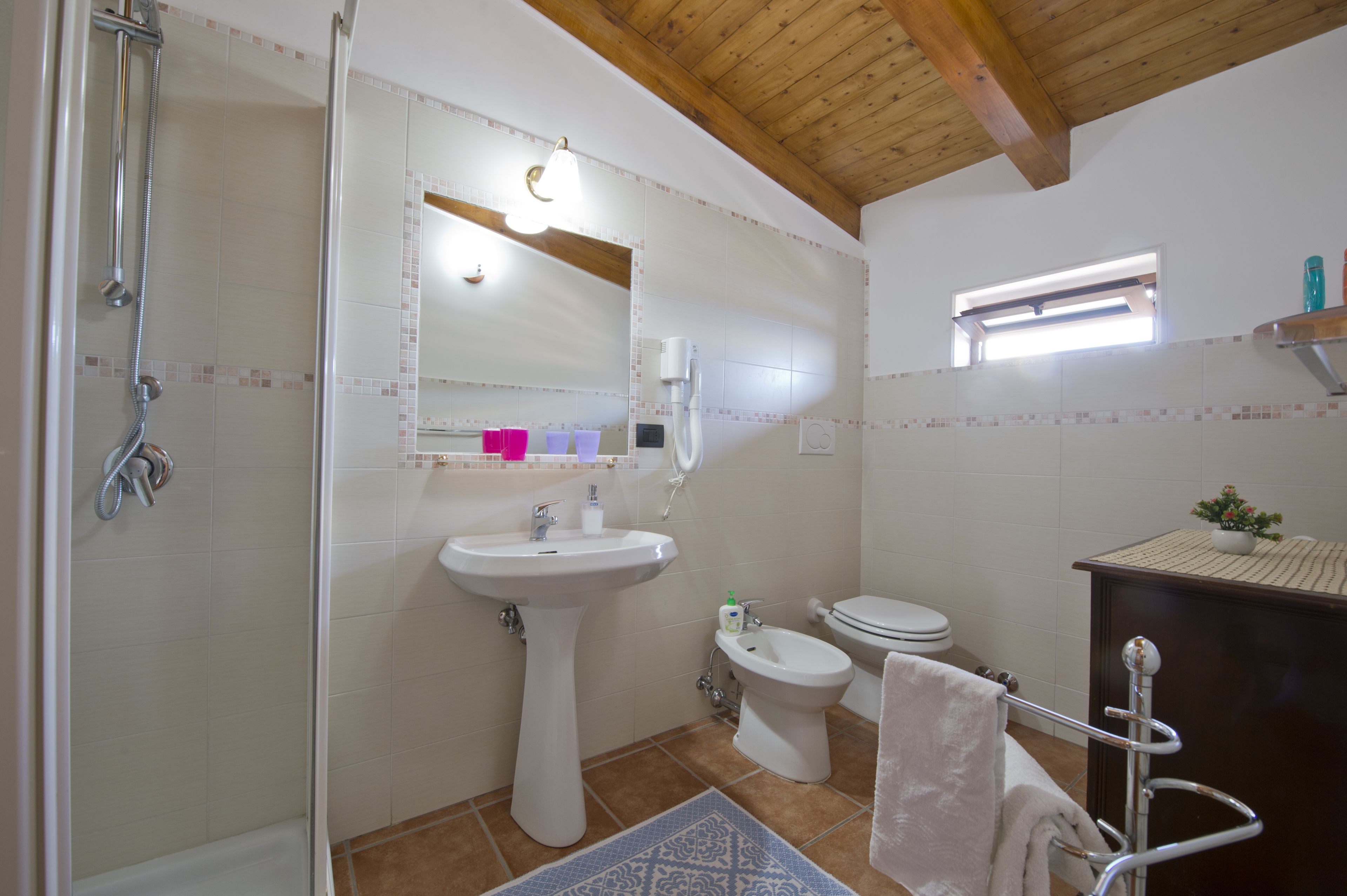 Une salle de bain équipée d’une douche, d’un lavabo, de toilettes et d’un bidet.