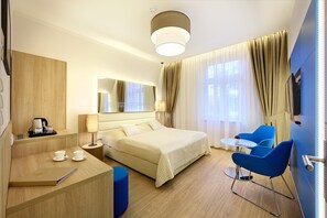 Habitación con 1 cama doble o 2 individuales | Minibar, caja fuerte, escritorio y ropa de cama