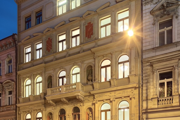 Fachada da propriedade à noite