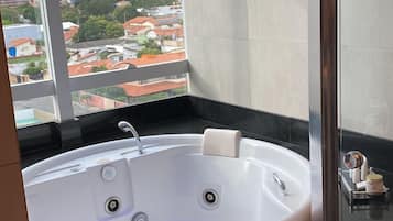 Premium Studio Suite | Bathroom | Free toiletries, hair dryer, towels