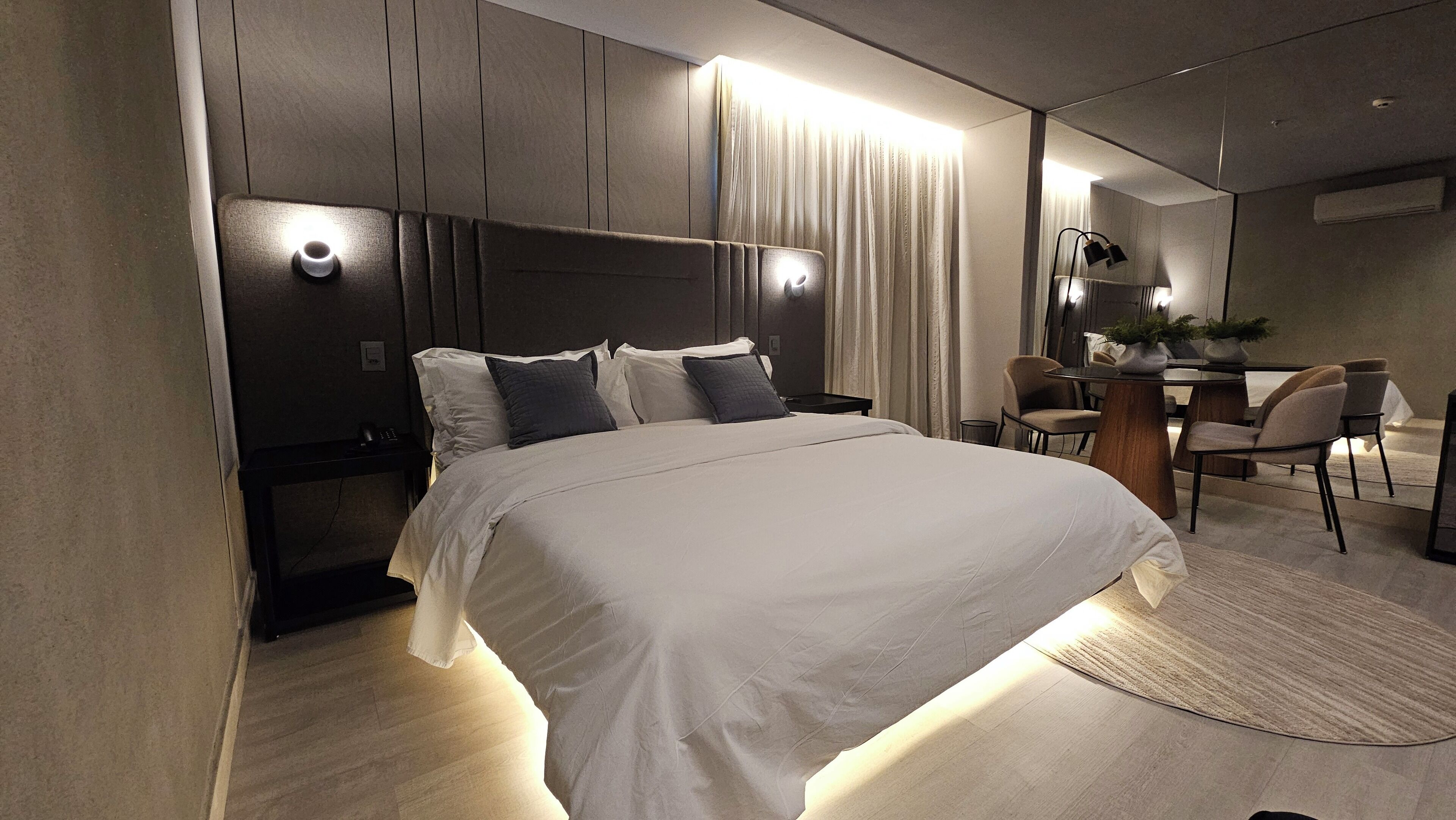 Phòng đôi hoặc 2 giường đơn Elite | Minibar, két bảo mật tại phòng, bàn 