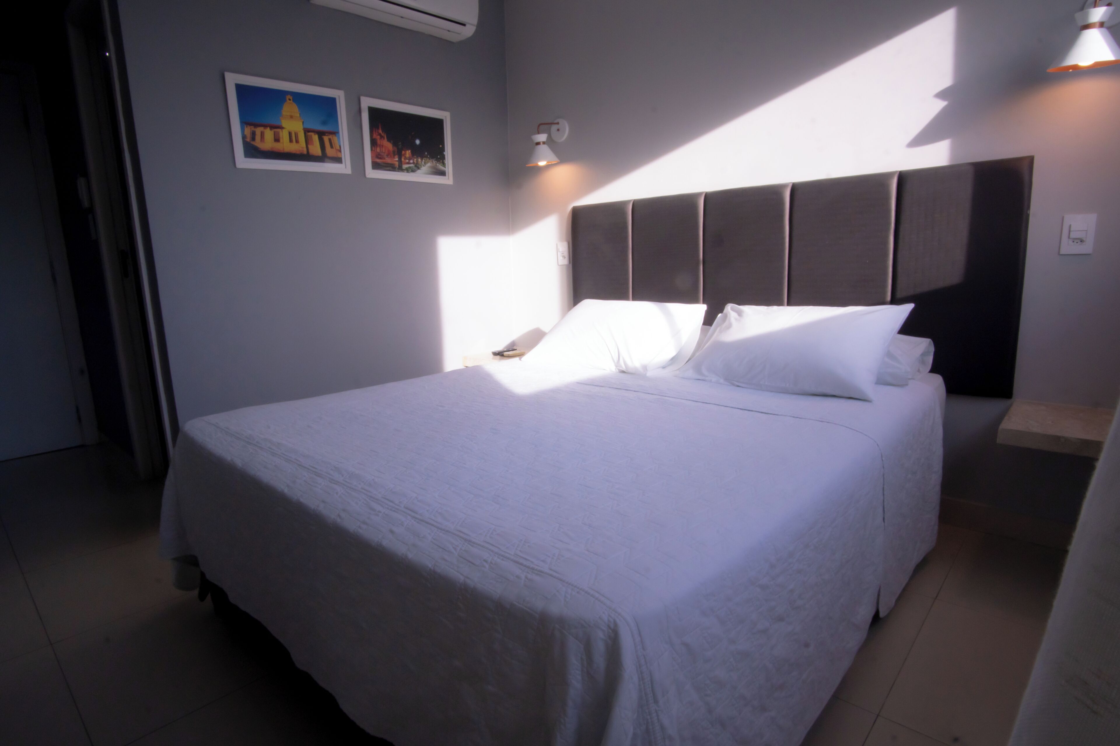 Superior eenpersoonskamer | Een minibar, een kluis op de kamer, een bureau, gratis wifi