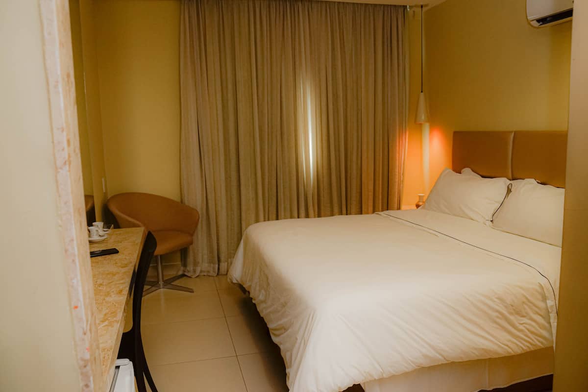 Executive Double Room | Minibar, in-room safe, desk, free WiFi